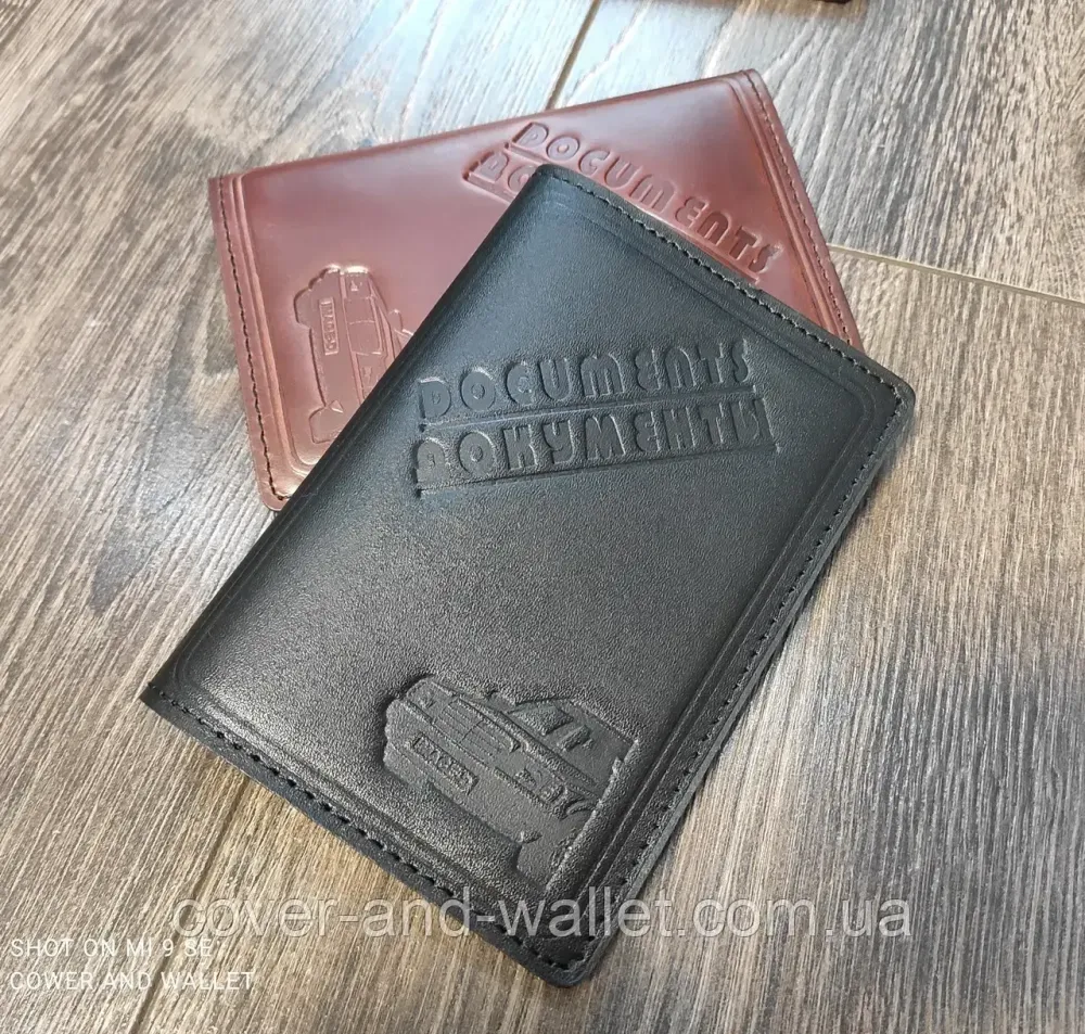 Шкіряна обкладинка на паспорт і автоправоруч ручної роботи Чорний Київ - фото 1