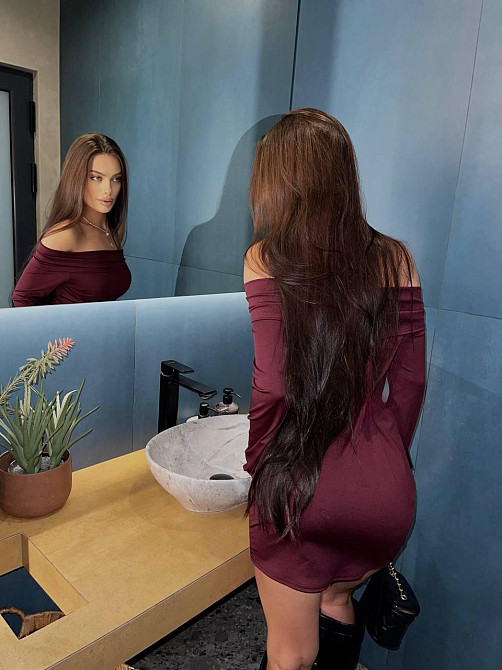 Женское привлекательное вечернее мини-платье с обнаженными плечами плотный микродайвинг Бордо Одесса - изображение 2