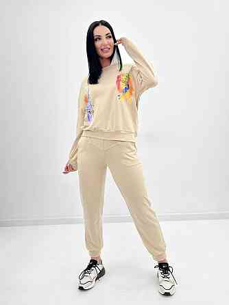 Женский костюм-двойка с капюшоном 