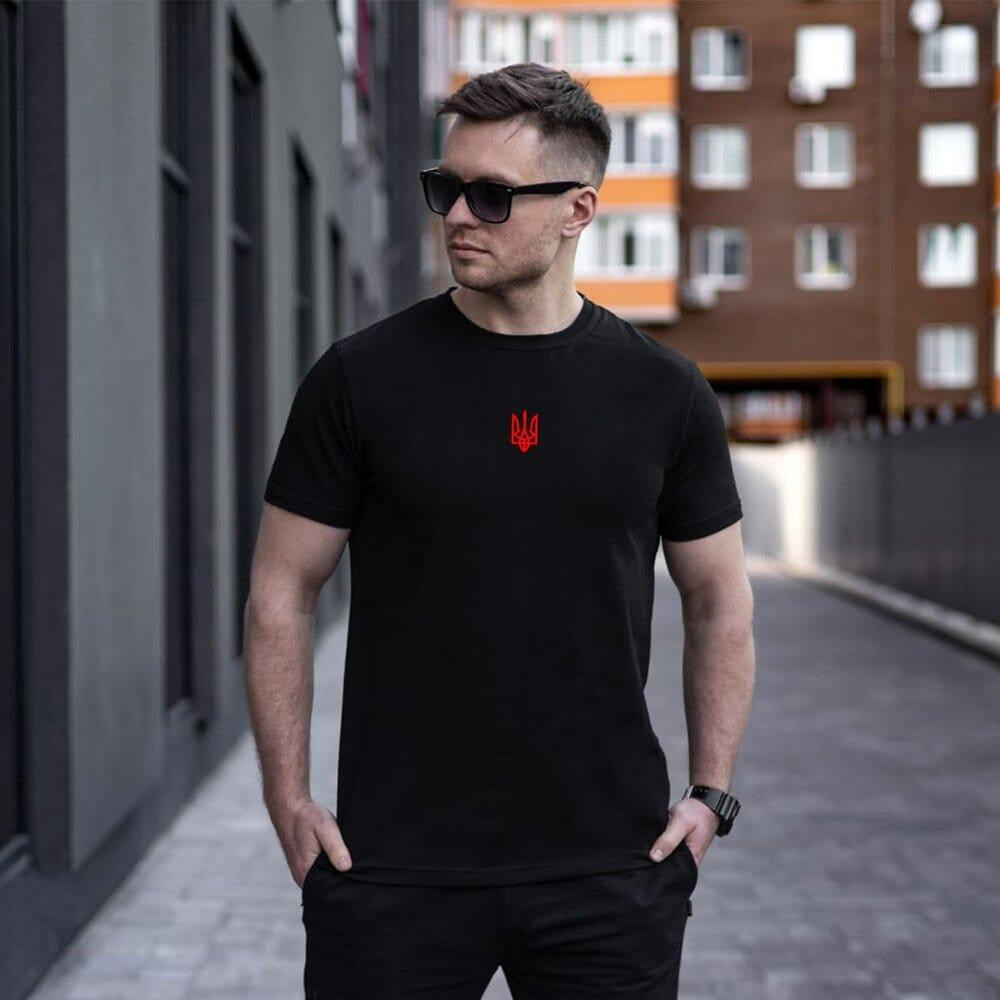 Футболка чоловіча однотонна чорна Pobedov Peremoga - наклейка Герб 4см червона Київ - фото 1