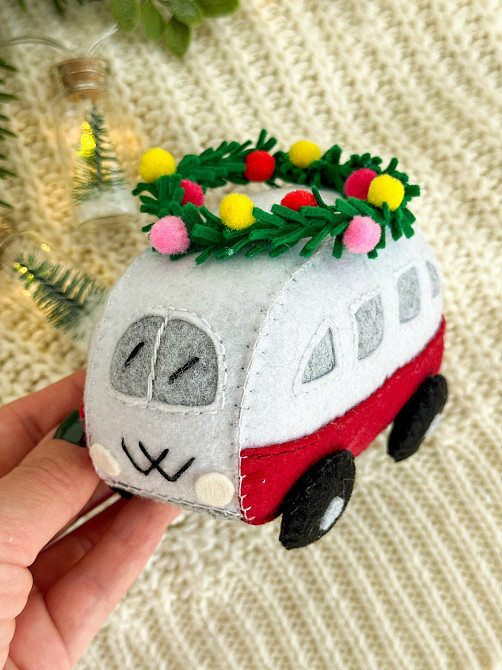 Новогодняя елочная игрушка из фетра ручной работы Машинка с новогодним венком 11 см. Киев - изображение 5
