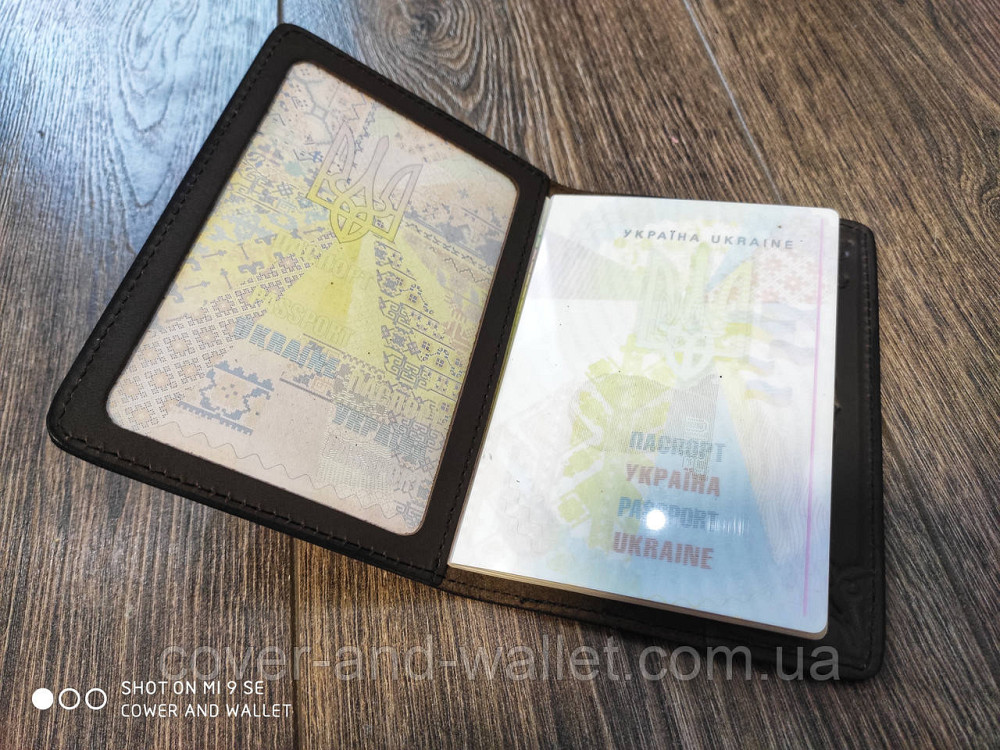 Кожаная обложка на паспорт с большим гербом Украины Киев - изображение 8