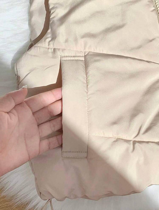 Жіноча укорочена жилетка з кишенями на блискавці плащівка на синтепоні Молочний, 46/48 Одеса - фото 4