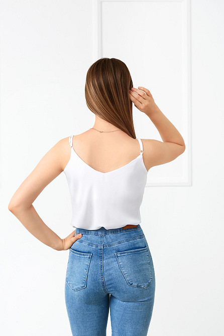 Летняя блузка на тонких бретельках 