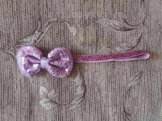 Дитяча бузкова пов'язка з паєтками - бант 9*5 см, окружність 38-50см Київ