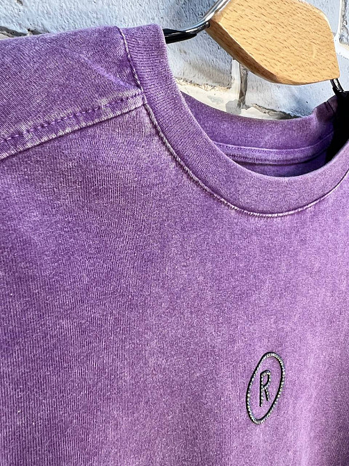 Футболка жіноча A-N 02517 варена аплікація літера "R" з камінців попереду середньої довжини one size, фіолетовий, one size Київ - фото 4