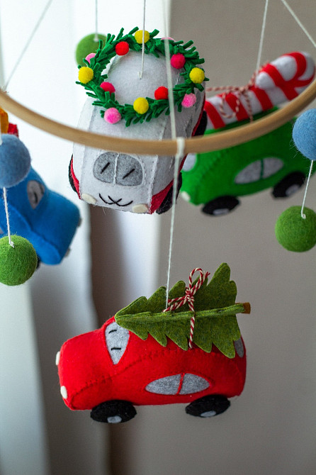 Дитячий музичний мобіль на ліжечко для немовлят WooolyWool «Святкові машинки» з 35 мелодіями Київ - фото 5