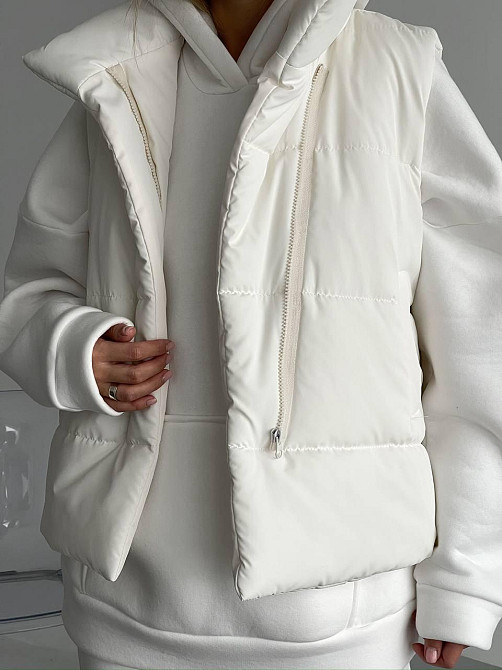 Жіноча тепла жилетка на блискавці без капюшона плащівка на синтепоні Молочний, 46/48 Одеса - фото 6