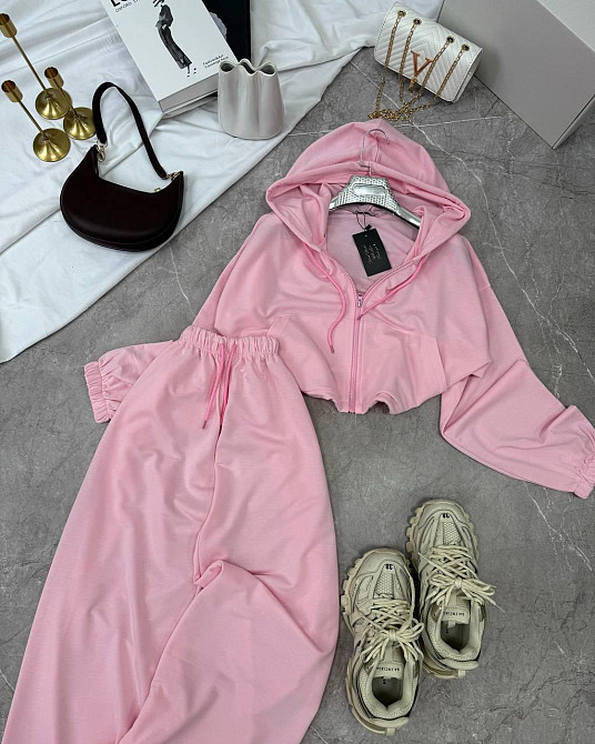 Женский практичный костюм с укороченной кофтой с капюшоном на молнии и свободных брюк палаццо двунитка Одесса - изображение 1