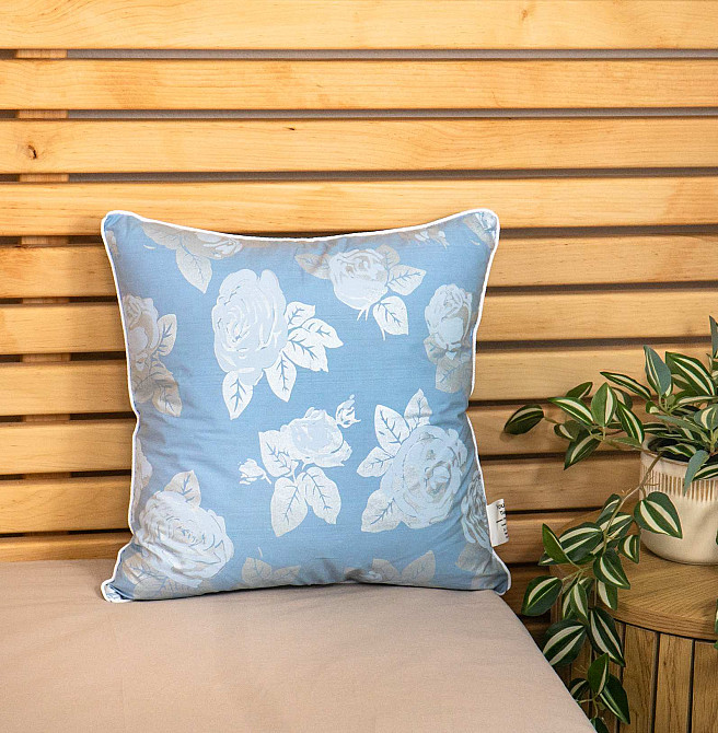 Подушка из искусственного лебяжьего пуха YouStar - упругая 40x40 см (Голубой) Сумы - изображение 1