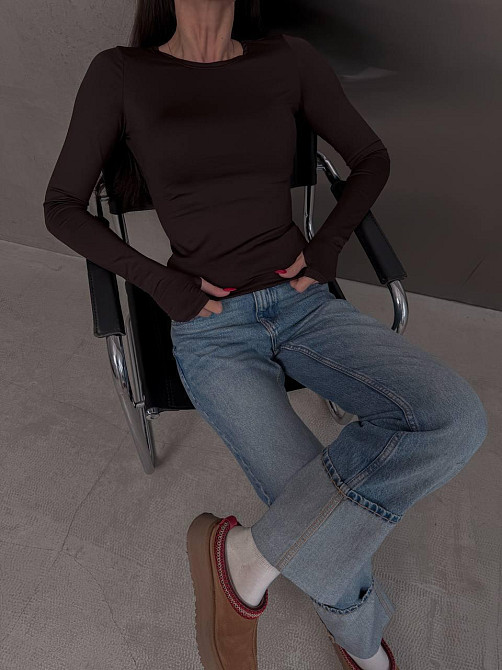 Женский трендовый обтягивающий лонгслив с вырезами для пальчиков плотный микродайвинг Шоколад, 42/44 Одесса - изображение 2