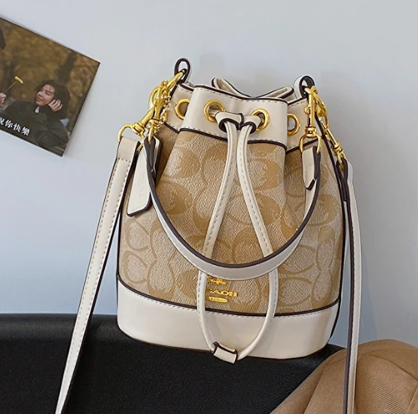 Жіноча сумка із фірмового полотна із підвіскою серце (Бежева) Київ - фото 3