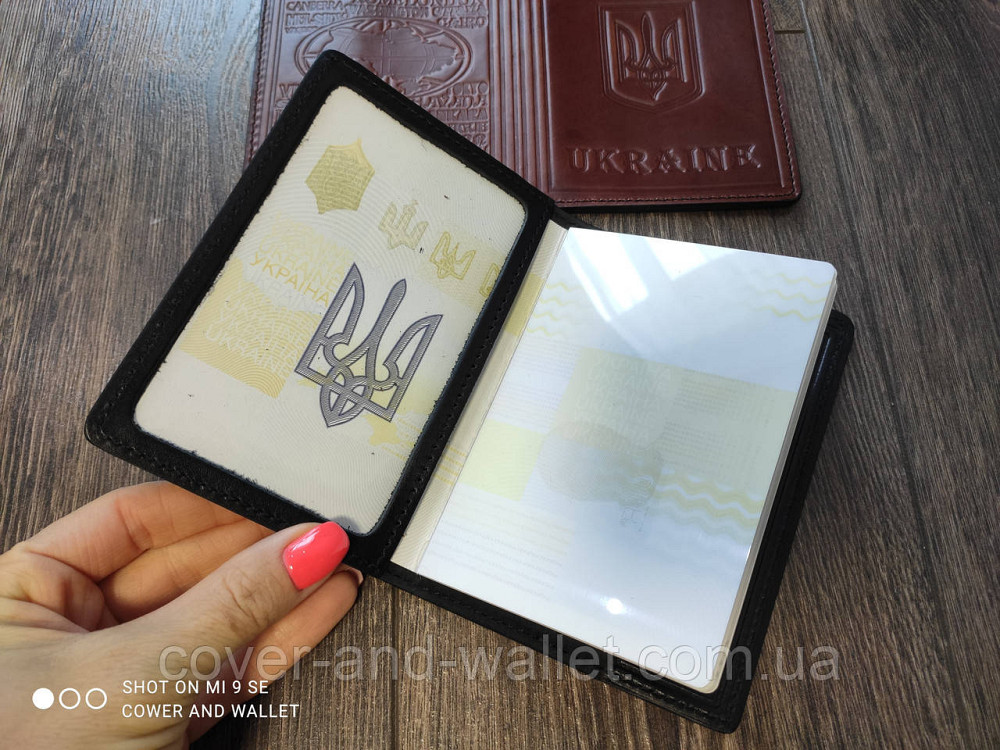 Шкіряна обкладинка на паспорт із тисненням «Герб України» з прозорим вікном Puos Київ - фото 6