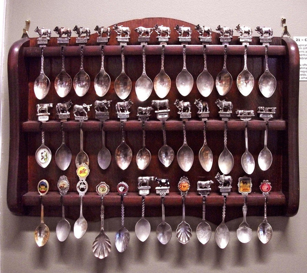 Полка для коллекции ложек 