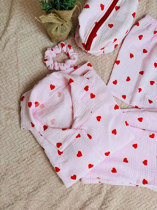 Подарочный бокс Женская муслиновая пижама (рубашка + штаны) мужские шорты-трусы, косметичка и резинка в подарок в красные сердечки 42, 48 Каменец-Подольский - изображение 4