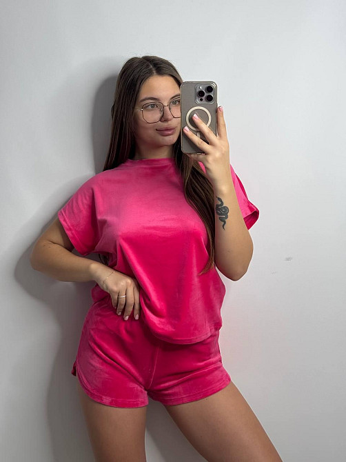 Пижама женская футболка + шорты из плюшевого велюра Малиновый S Харьков - изображение 3