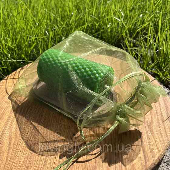 Свеча зеленого цвета на деревянной подставке в подарочном мешочке. Ирпень