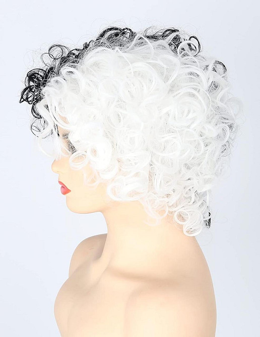 Коротка жіноча кучерява перука Круелла Де Віль Чорно-біла, термостійка, на Хелловін, косплей, корпоратив Topcosplay Київ - фото 4
