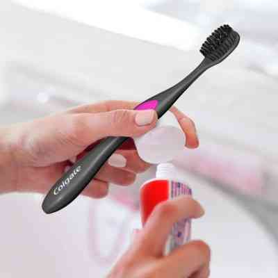 Зубна щітка Colgate 360 Деревне вугілля Рожева (2170000000053) Вінниця