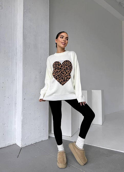 Женский стильный свитер оверсайз с леопардовым сердечком Одесса - изображение 7