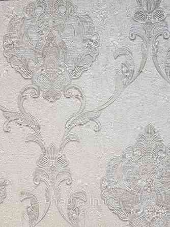 Шпалери вінілові на флізеліні Grandeco Anastasia метрові вензелю завитки структурні сріблясті на пісочному Київ