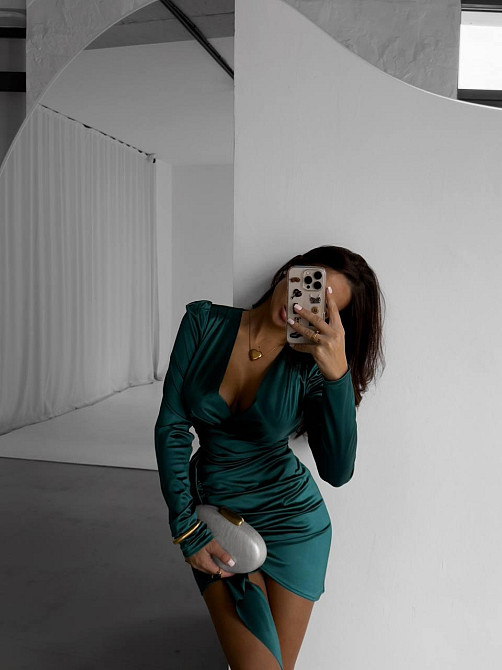 Жіноче привабливе мініплаття з драпіруванням із королівського атласу. Смарагдовий, 46/48 Одеса - фото 4