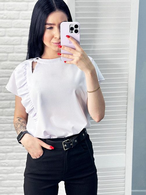 Женская блузка с оборкой 