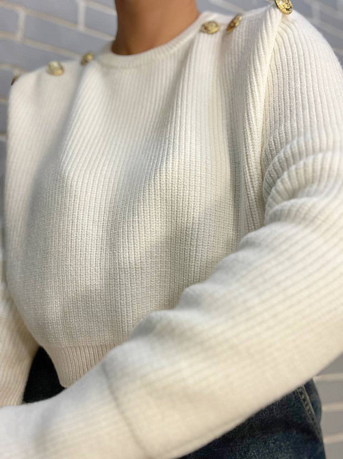 Свитер женский MIX RAY 6733 золотые пуговицы на плечах укороченный свободный, белый, one size Киев - изображение 6