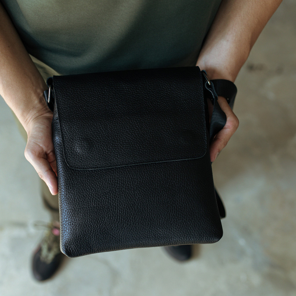 Чоловіча сумка повсякденна через плече шкіряна з клапаном містка, чорнаMasterSem Київ - фото 1
