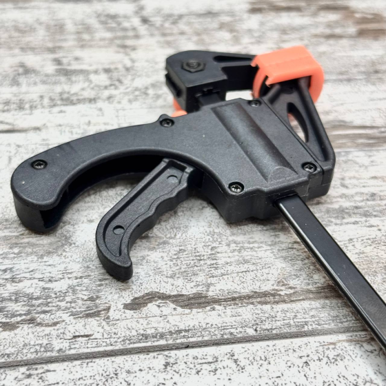 Быстрозажимная F-образная струбцина 4