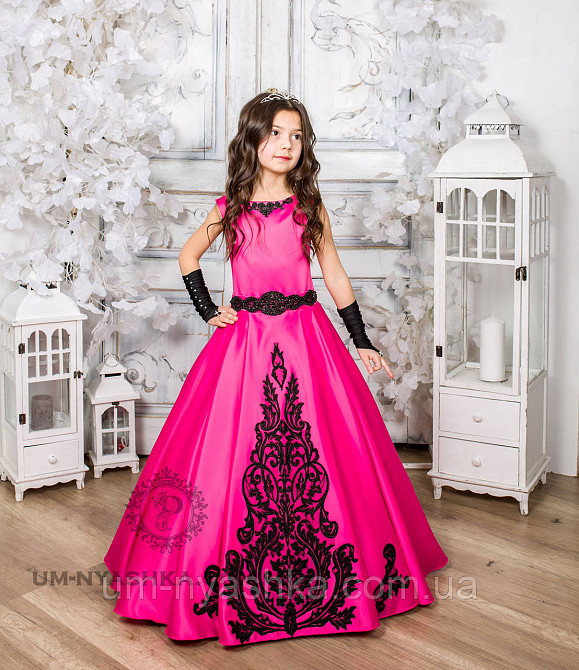 Шикарне довге плаття з чорним купоном на 6-8 років Кривий Ріг - фото 1