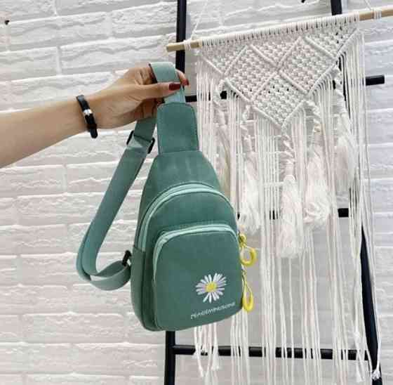 Маленькая женская сумочка через плече нагрудная сумочка для девочек зеленая размер сумки 24*16*5см, 2 кармана Киев