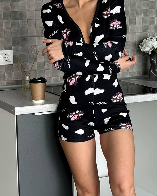 Женский домашний комбинезон с коровками микродайвинг принт Черный, 42/44 Одесса - изображение 2