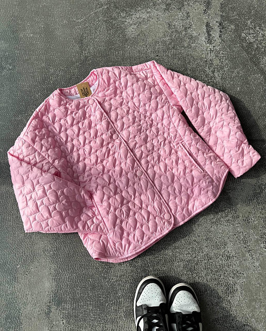 Женская повседневная куртка с сердечками на кнопках плащевка Лаке на силиконе Барби Одесса - изображение 3