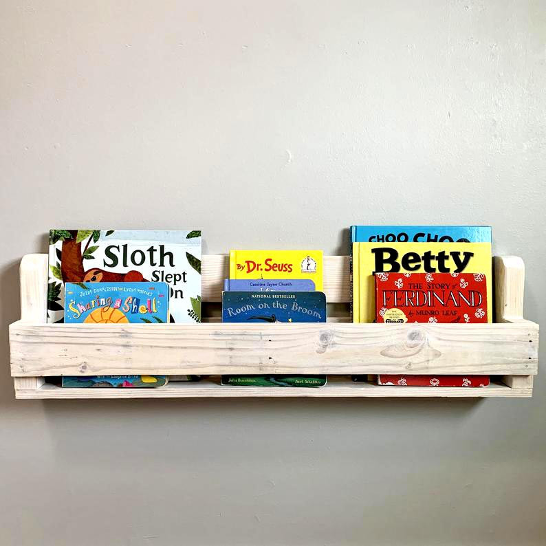 Настенная книжная полка 