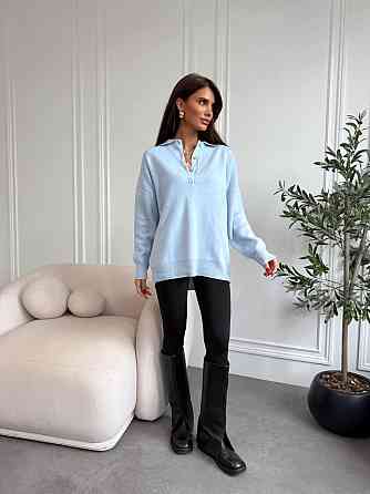 Стильний жіночий подовжений оверсайз светр із коміром-поло Блакитний Одеса