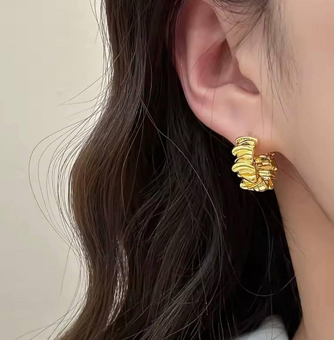 Сережки кільця золотисті фактурні, мінімалістичні сережки обручі, стильні жіночі сережки Київ - фото 2