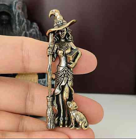 Декоративная латунная статуэтка Ведьма с метлой и котом Киев