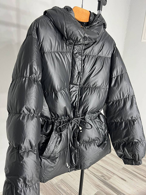 Куртка жіноча Fashion 2401 глянцева подовжена з капюшоном пояс шнурок чорна, чорний, XL Київ - фото 2