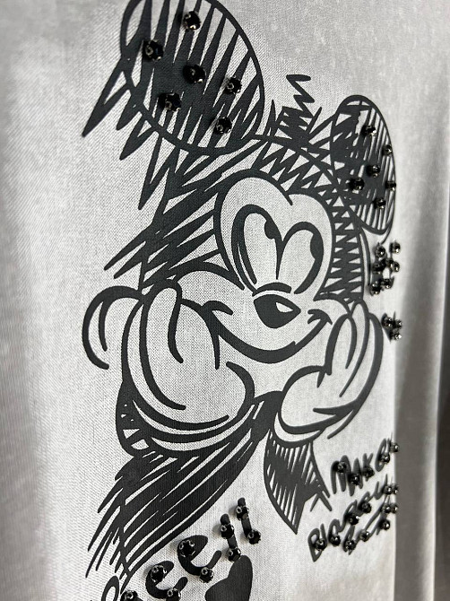 Футболка жіноча A-N 25008 оверсайз подовжена варена тай дай принт Міккі маус попереду з камінчиками one size, світло-сірий, one size Київ - фото 6