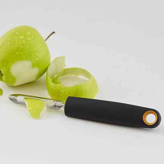 Нож для чистки овощей Fiskars 