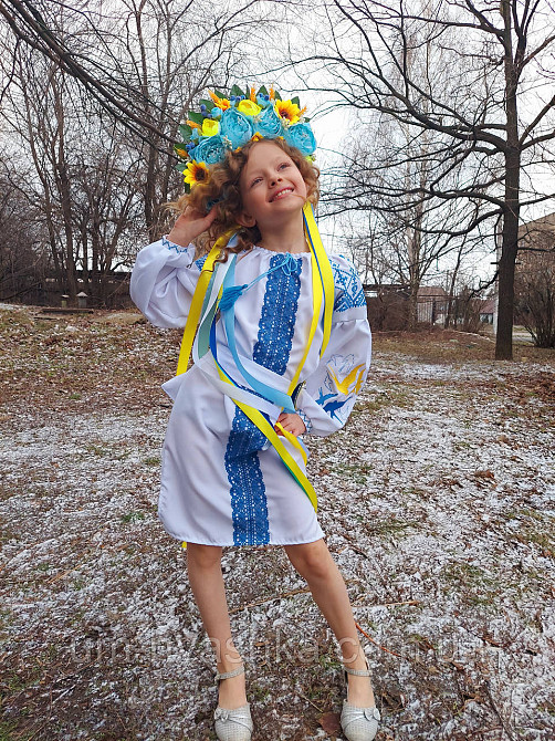 Детское вышитое платье с ласточками 