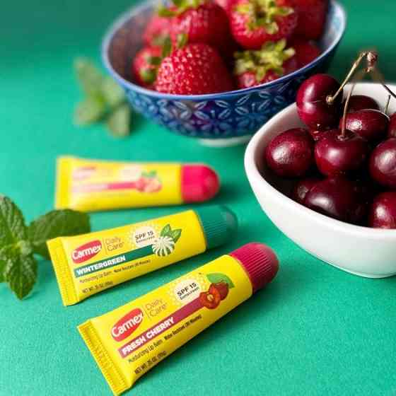 Набір бальзамів для губ в тубі 3-Pack Cherry, Strawberry, Wintergreen SPF 15 Carmex 3х10 г Київ