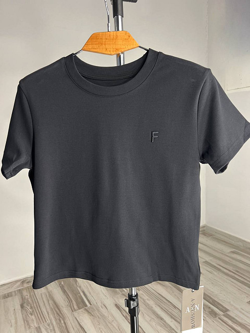 Футболка жіноча A-N 25197 вишивка літера F однотонна базова середня довжина one size, чорний, one size Київ - фото 12