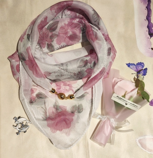 Набір подарунковий: шарф з магнітною застібкою, мило-букет і брошка знак зодіаку в подарунковій коробці Рожевий Сміла - фото 1