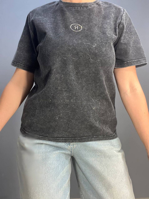 Футболка жіноча A-N 02517 варена аплікація літера "R" з камінців попереду середньої довжини one size, чорний, one size Київ - фото 5