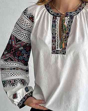 Женская современная вышиванка с разноцветной вышивкой 80% хлопок, 20% полиэстер. Белый, 52 Одесса