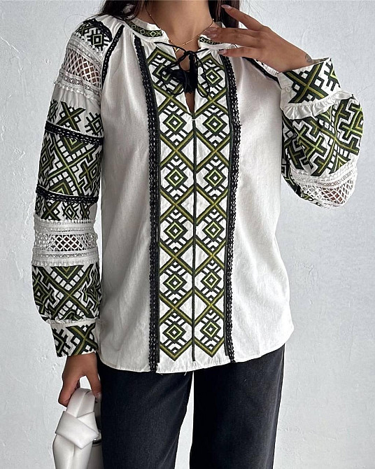 Женская современная вышиванка в традиционном стиле с зеленой вышивкой домотканый лен 44 Одесса - изображение 1