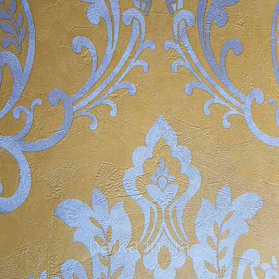 Шпалери вінілові на флізелін AS creation New-life вензелі великі сріблясті на жовтому під штукатурку Київ