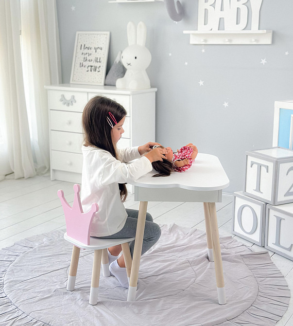 Столик облачко с удобной нишей 54х68х50 и стульчик корона 26х26х24, стол и стул в детскую, белый с розовым Каменское - изображение 6